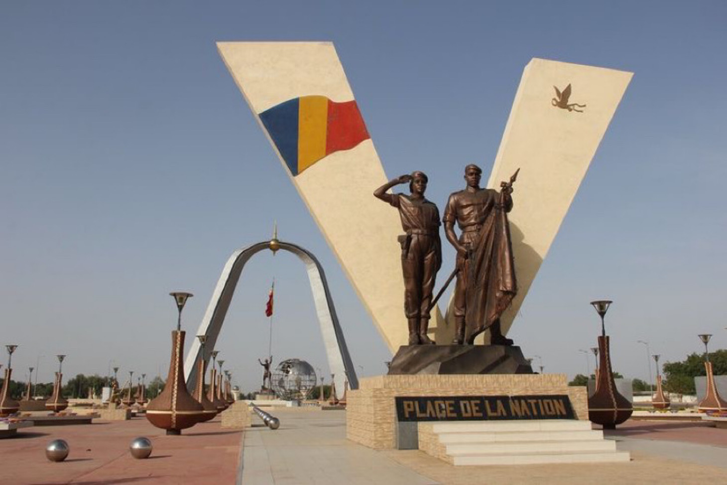 A statue of two soldiers.